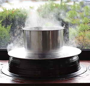 Traditional cauldron cooking (double-boiler method)
